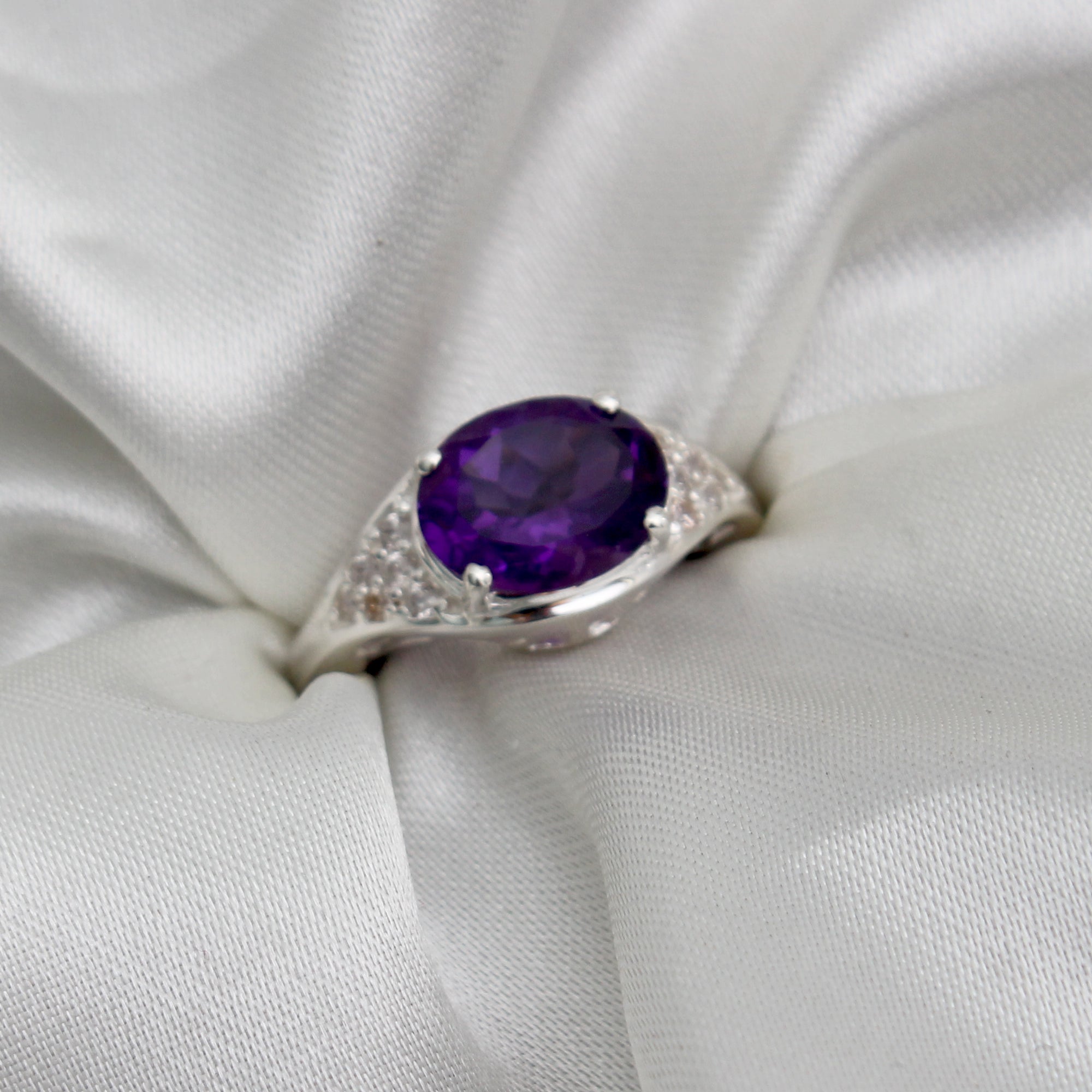 925 Sterling Silver Oval Amethyst Ring with Sparkling CZ Accents