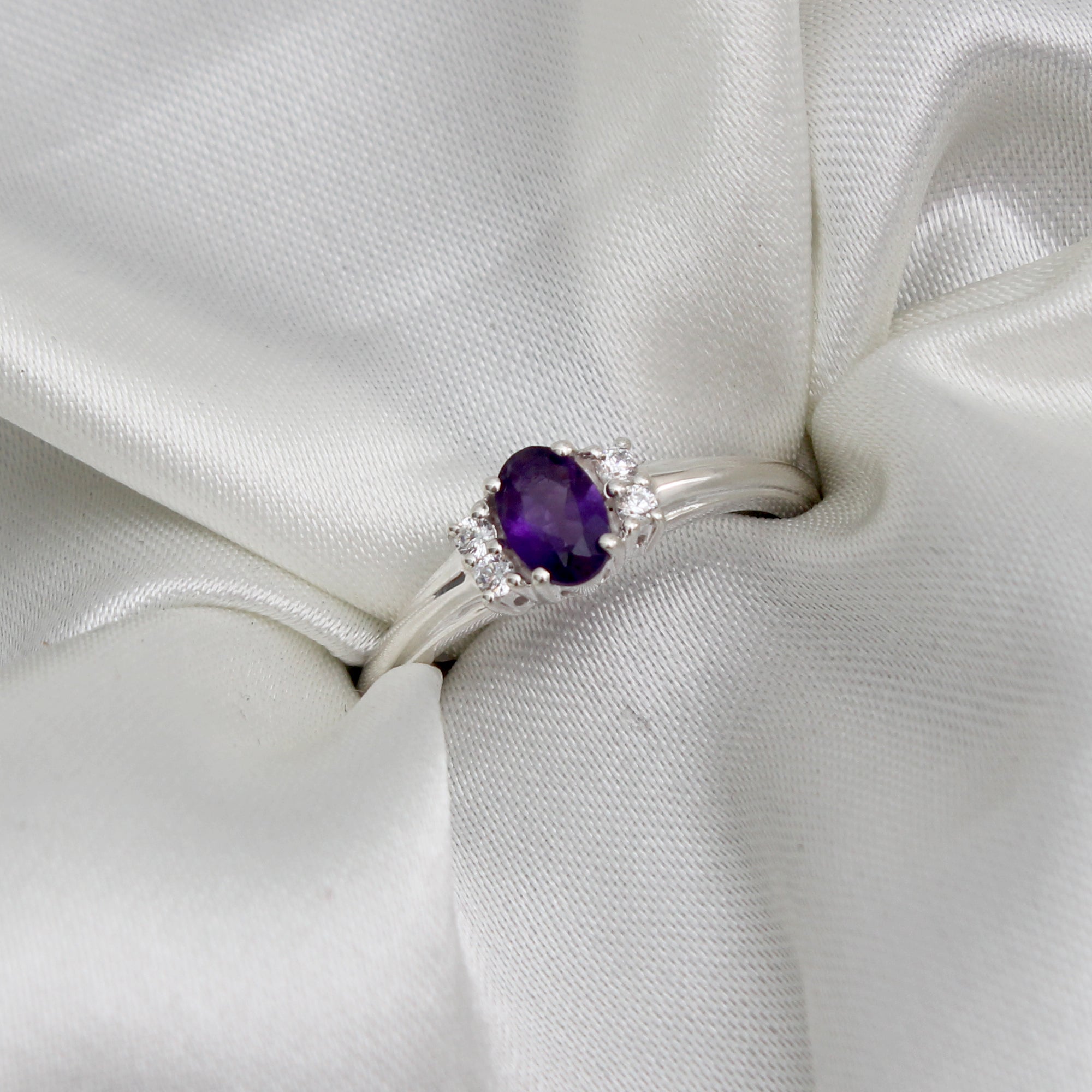 Minimalist Oval Amethyst Ring