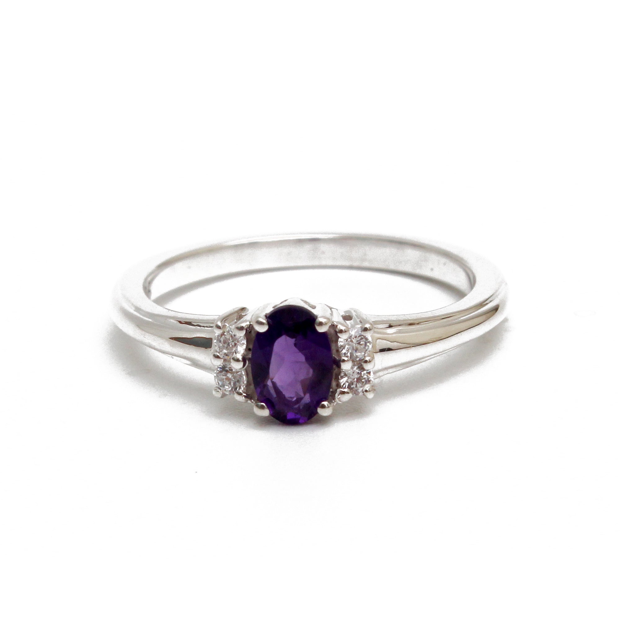 Minimalist Oval Amethyst Ring