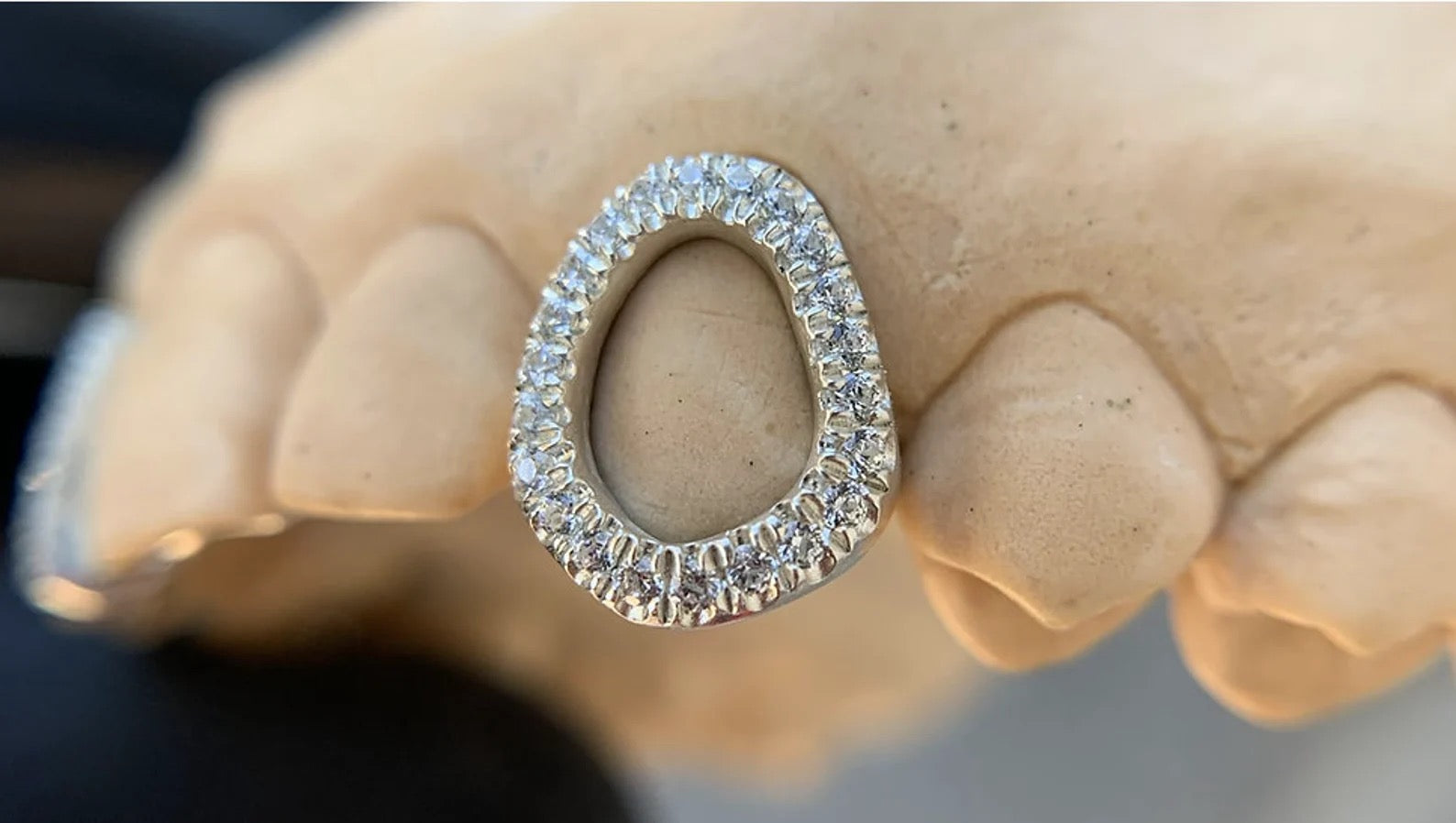 Iced out Openwork Grillz (1 cap)