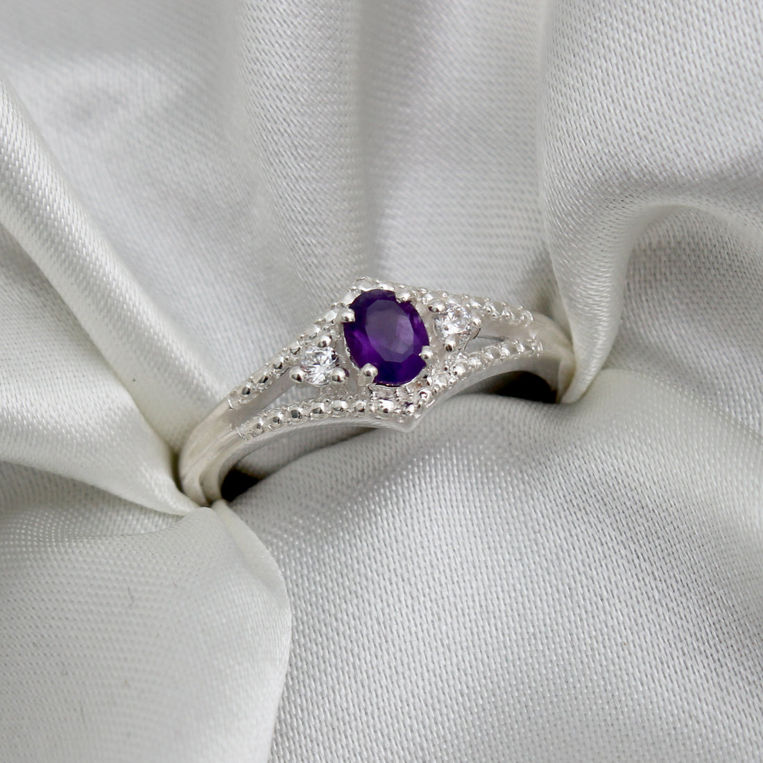 925 Sterling Silver Oval Amethyst Ring – Vintage-Inspired Design